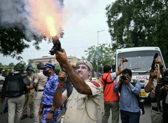 Proteste gegen Betrug bei Prüfungen in Indien: Polizei setzt Tränengas ein