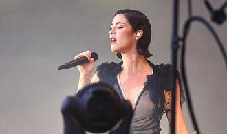 Gracie Abrams auf Platz eins der Album-Charts