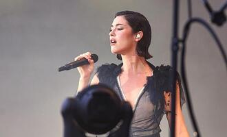 Gracie Abrams auf Platz eins der Album-Charts