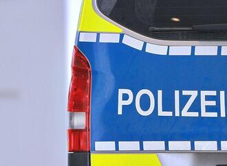 Kleinflugzeug stürzt in Niedersachsen in Wohnhaus