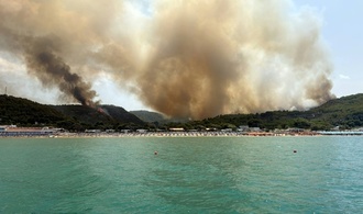 Waldbrand an italienischer Adriaküste: Hunderte Menschen mit Schiffen evakuiert