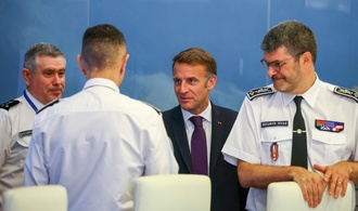 Frankreichs Präsident Macron besucht Waldbrandgebiet