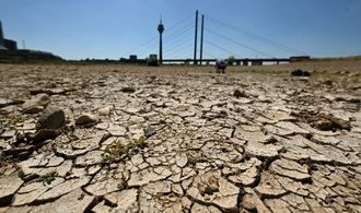 Rhein-Niedrigwasser errreicht in Köln neuen Tiefststand