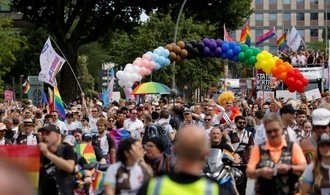 Rund 300.000 Menschen ziehen bei Hamburger CSD-Demonstration durch die Stadt