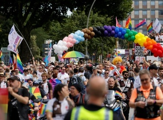 Rund 300.000 Menschen ziehen bei Hamburger CSD-Demonstration durch die Stadt