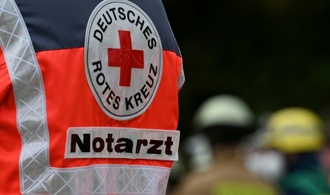 Traktor stürzt in Wassergraben: 39-Jährige stirbt in Niedersachsen