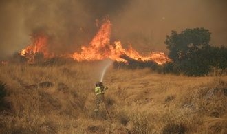 Dutzende Löschflugzeuge weiter im Einsatz gegen Feuer nahe Athen