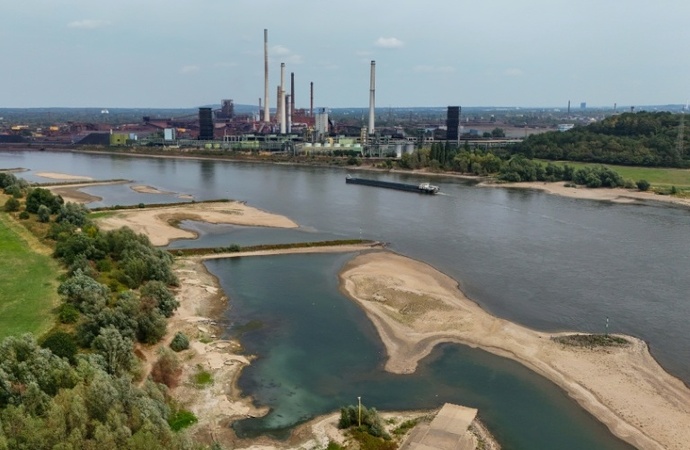 Niedrigwasser im Rhein: Unternehmen weichen auf Schiene und Lkw aus