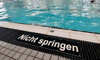 Schwimmmeister mahnen Eltern zu mehr Aufsicht in Bädern