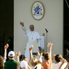Papst Leo bei Besuch in Assisi von tausenden jungen Menschen begeistert empfangen