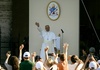 Papst Leo bei Besuch in Assisi von tausenden jungen Menschen begeistert empfangen