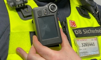 Deutsche Bahn bietet Service-Mitarbeitenden an Bahnhöfen Ausrüstung mit Bodycams an