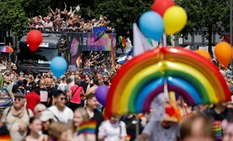 Steinmeier ruft zu Solidarität mit queeren Menschen auf - CSD-Paraden in mehreren Städten