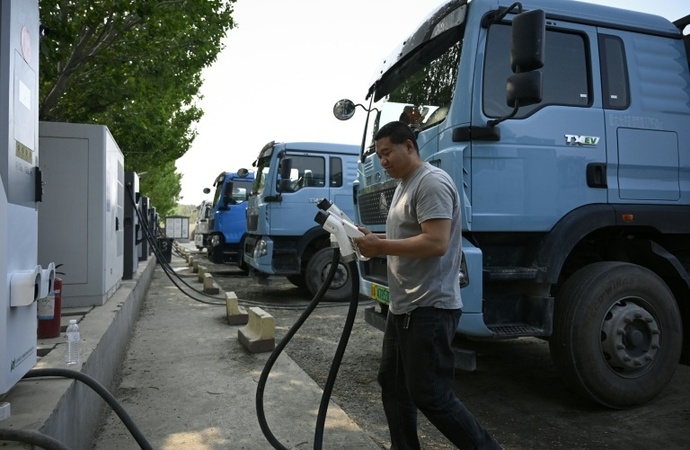 Untersuchung: Weltweiter Absatz von Elektro-Lkw und -Bussen 2025 fast verdoppelt