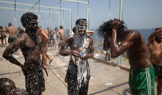 Spanien richtet zwei Flüchtlingslager in Ceuta ein