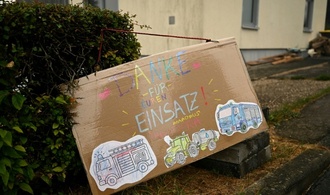 Merz dankt Einsatzkräften nach Brand in Hürtgenwald - Kanzler-Auftritt von Pfiffen begeleitet