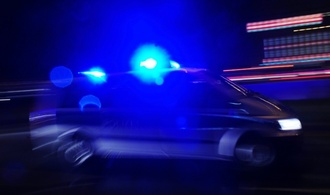 Mann fährt auf Autodach mit: Polizei stoppt riskante Tour in Baden-Württemberg