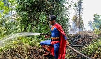 Superman gegen die Flammen: Verkleideter Jugendlicher in Indonesien bekämpft Waldbrände