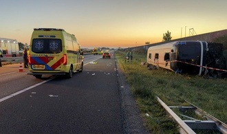 Bus mit zwei deutschen Schulklassen in den Niederlanden verunglückt - Mehrere Verletzte
