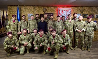 Selenskyj besucht ukrainische Soldaten an der Front