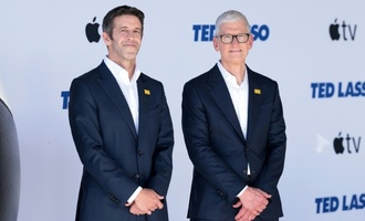 Apple-Chef Tim Cook übergibt an seinen Nachfolger John Ternus