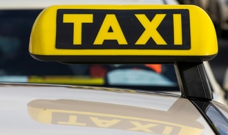 Taxifahrer prallt gegen Baumstumpf: Eine Tote und ein Schwerverletzter