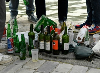 Weniger Jugendliche trinken Alkohol - Rauschtrinken bei Männern weiter verbreitet