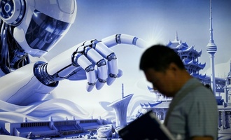DIHK-Umfrage: Unternehmen spüren Druck aus China - wählen aber Flucht nach vorn