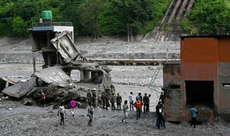 Weiter Suche in Nepal nach Überlebenden der Sturzflut - Zahl der Toten erneut gestiegen
