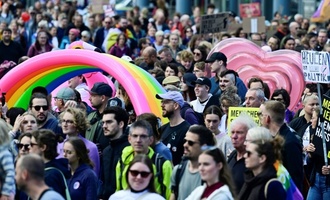 Mehrere tausend Teilnehmer versammeln sich zu Demokratiefestival in Magdeburg