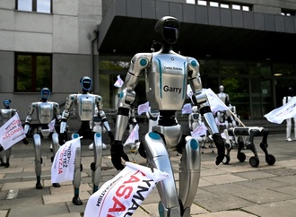 Roboter demonstrieren in Warschau für Regulierung von Künstlicher Intelligenz