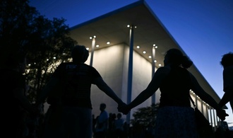 Nach Trumps Abrissdrohung: Menschenkette um das Kennedy Center in Washington