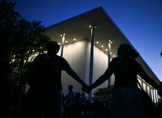 Nach Trumps Abrissdrohung: Menschenkette um das Kennedy Center in Washington