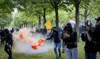 Zusammenstöße zwischen Polizei und Rechtsradikalen in Den Haag