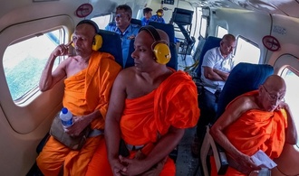 Göttliche Hilfe erhofft: Sri Lankas Luftwaffe fliegt Mönche über Dürregebiete