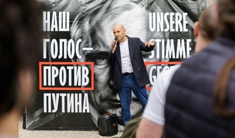 ''Nein zum Krieg'': Exilrussen protestieren am Wahltag vor Botschaft in Berlin