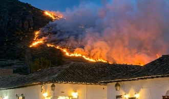 Waldbrand in Kolumbien bedroht bei Touristen beliebte Andenstadt Villa de Leyva