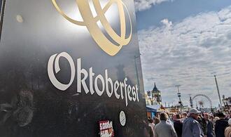 Mitarbeiter eines Fahrgeschäfts stirbt nach Unfall auf Oktoberfest