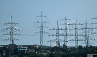 Strompreise dürften leicht steigen: Übertragungsnetzentgelte werden 2027 angehoben