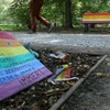 Gedenkort nach CSD-Anschlag: Regenbogenbank in Berliner Tiergarten beschmiert