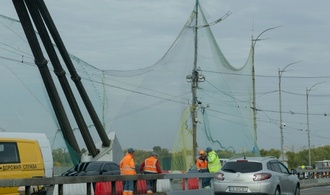 Erstmals in Kiew: Netze zum Schutz vor Drohnen an wichtiger Brücke angebracht
