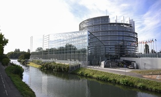 Statue eines nackten Donald Trump sorgt für Aufsehen im EU-Parlament