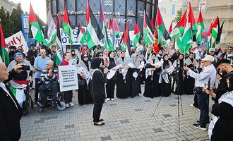 Palästinenser demonstrieren am Jahrestag des Hamas-Anschlags