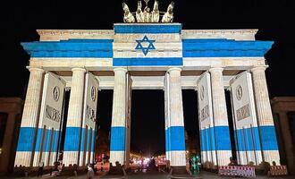 Brandenburger Tor in den Farben Israels angestrahlt