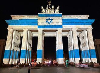 Brandenburger Tor in den Farben Israels angestrahlt