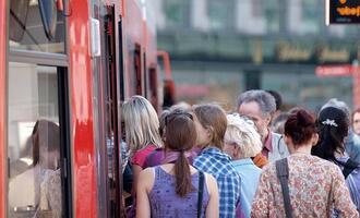 Anzahl der Fahrgäste im Nahverkehr mit Bahnen und Bussen gestiegen