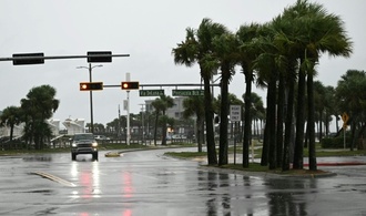 ''Lebensbedrohlicher'' Sturm: Hurrikan ''Isaias'' in Florida auf Land getroffen