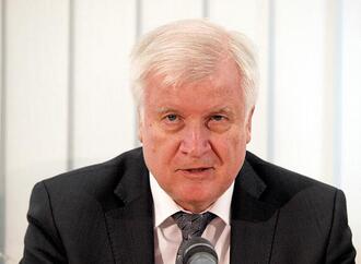 Seehofer kritisiert Merz und spricht von Glaubwürdigkeitsverlust