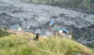 Fünf Vermisste nach Sturzflut in Nepal - Wassermassen reißen dutzende Häuser mit