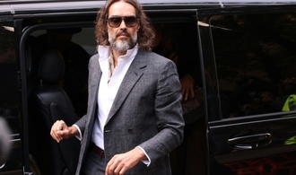 Vergewaltigungsprozess gegen Komiker Russell Brand beginnt mit Geschworenenauswahl